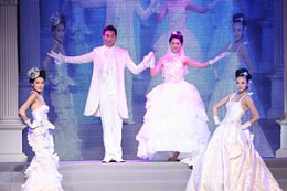 中國(guó)上海婚博會(huì)現(xiàn)場(chǎng)的國(guó)際婚紗禮服發(fā)布會(huì) 中國(guó)上海婚博會(huì)現(xiàn)場(chǎng)的國(guó)際婚紗禮服發(fā)布會(huì)