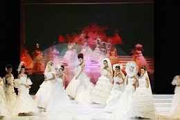 中國(guó)上海婚博會(huì)現(xiàn)場(chǎng)的國(guó)際婚紗禮服流行時(shí)尚發(fā)布會(huì)走秀 中國(guó)上海婚博會(huì)現(xiàn)場(chǎng)的國(guó)際婚紗禮服流行時(shí)尚發(fā)布會(huì)走秀
